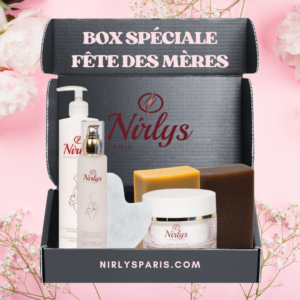 Box Spéciale Fête des Mères Nirlys Paris avec 5 produits de soins : lait corporel, lotion nettoyante, crème de jour, deux savons (curcuma et exfoliant), et un Gua Sha en pierre blanche. Le tout présenté dans une boîte noire élégante sur fond rose fleuri, avec l’adresse du site nirlysparis.com.
