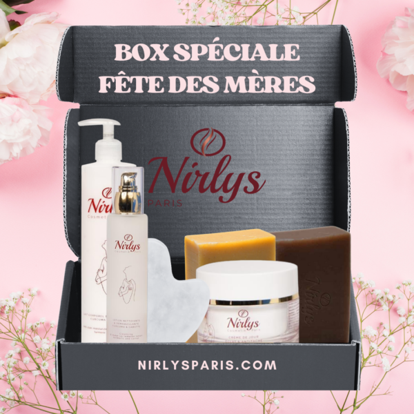 Box Spéciale Fête des Mères Nirlys Paris avec 5 produits de soins : lait corporel, lotion nettoyante, crème de jour, deux savons (curcuma et exfoliant), et un Gua Sha en pierre blanche. Le tout présenté dans une boîte noire élégante sur fond rose fleuri, avec l’adresse du site nirlysparis.com.